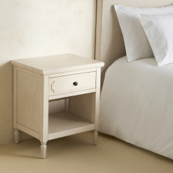 Mesita de noche de madera de roble con cajón Bourne Mano Mundo Blanco